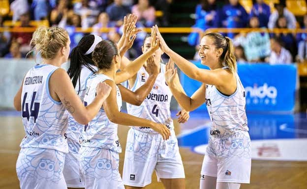 Las jugadoras del Perfumerías Avenida celebran su primera victoria en Euroliga.  FIBA