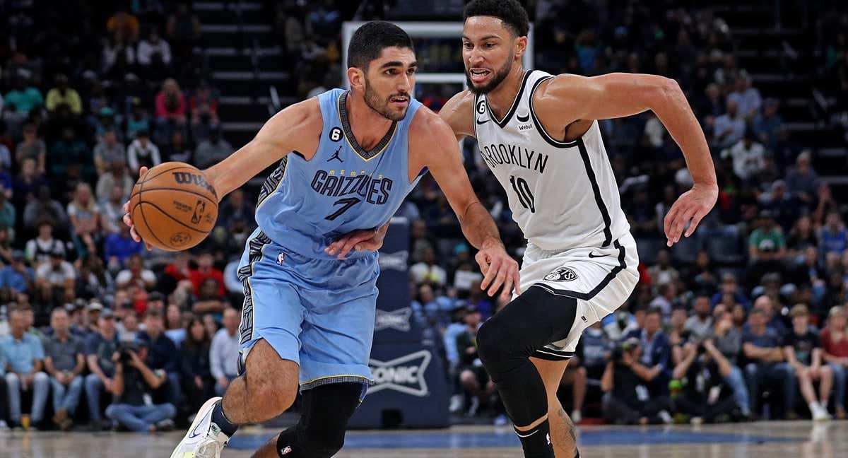 Santi Aldama conduce la pelota en presencia de Ben Simmons.