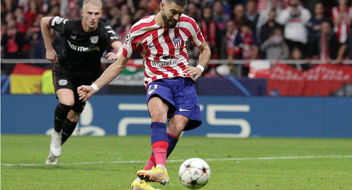 Momento en el que Yannick Carrasco golpea el balón en el penalti fallado ante el Bayer Leverkusen.