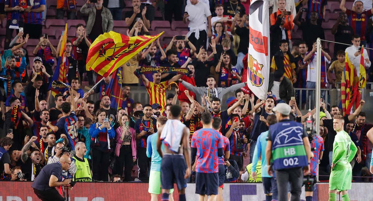 Los jugadores del Barça, de pie ante las muestras de cariño de la afición una vez terminado el partido. /GETTY