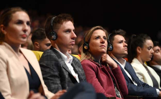 Annemiek van Vleuten, junto a Tadej Pogacar en la presentación de los recorridos del Tour de Francia masculino y femenino 2023.  GETTY IMAGES