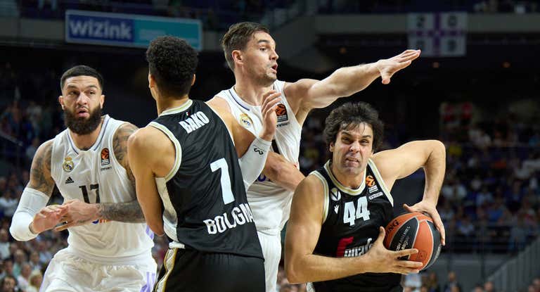 Hezonja y Milos Teodosic, durante un lance del partido.