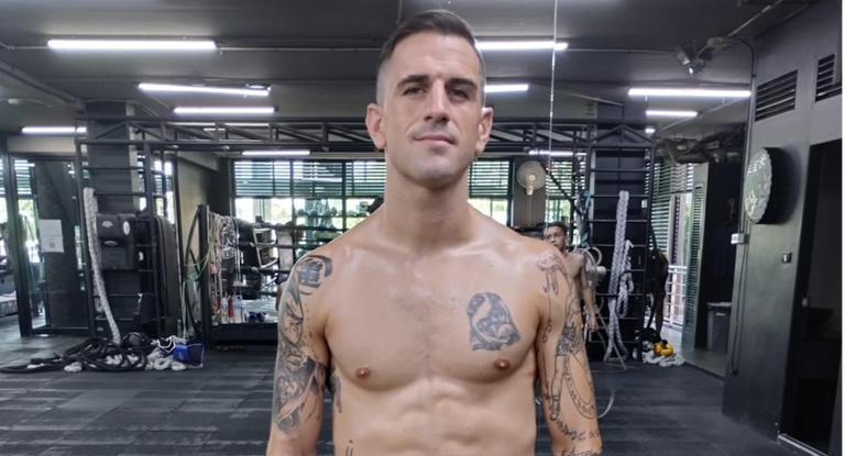 Mikel Fernández antes de un entrenamiento en Tailandia.