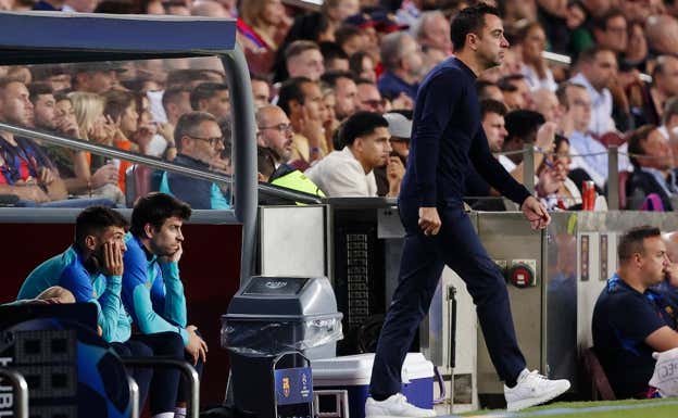 En un posado similar, Piqué y Jordi Alba contemplan el Barça-Bayern desde el banquillo.  GETTY