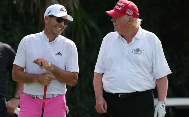 Donald Trump, ayer, con Sergio García.  REUTERS