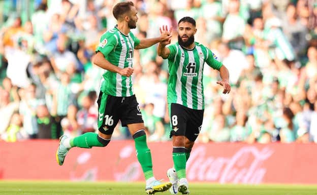 Fekir saluda a Pezzella tras marcar ante el Atlético. Getty