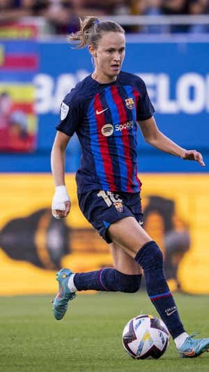Graham Hansen, jugadora del Barça, conduce el balón en el primer partido de la Liga F.  FC BARCELONA