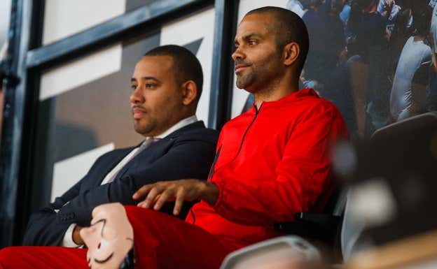 Tony Parker, disfrazado en la grada.  GETTY IMAGES