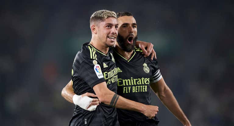 Valverde y Benzema celebrando un gol.