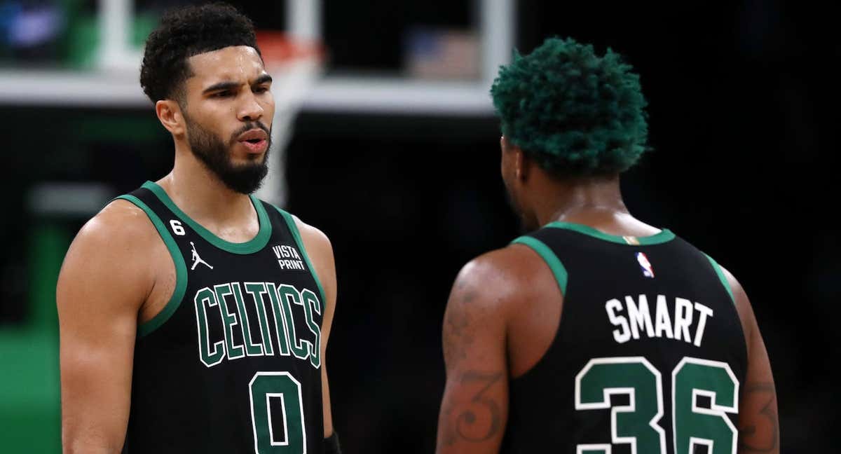 Jayson Tatum diaolga con Marcus Smart en el último partido de los Boston Celtics.