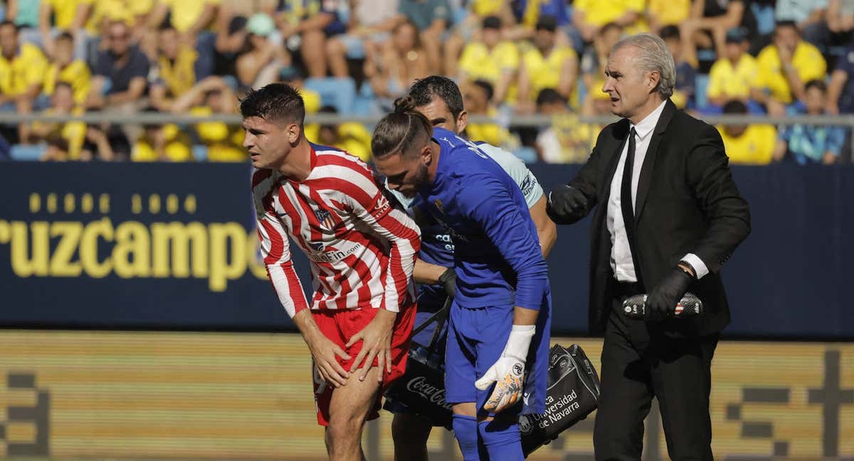 Morata se retira tras el pisotón de Mbaye. /GETTY