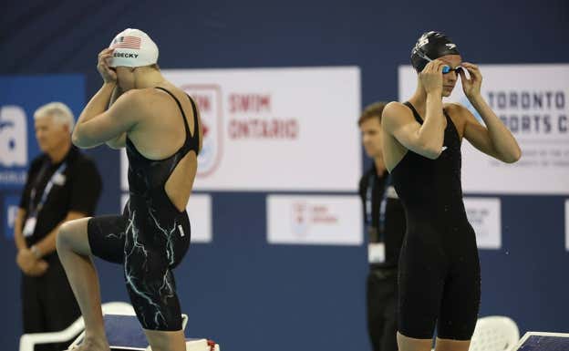 Katie Ledecky y Summer McIntosh antes de la prueba en Toronto.  GETTY IMAGES