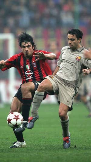 Xavi y Gattuso durante un partido de Champions.  GETTY