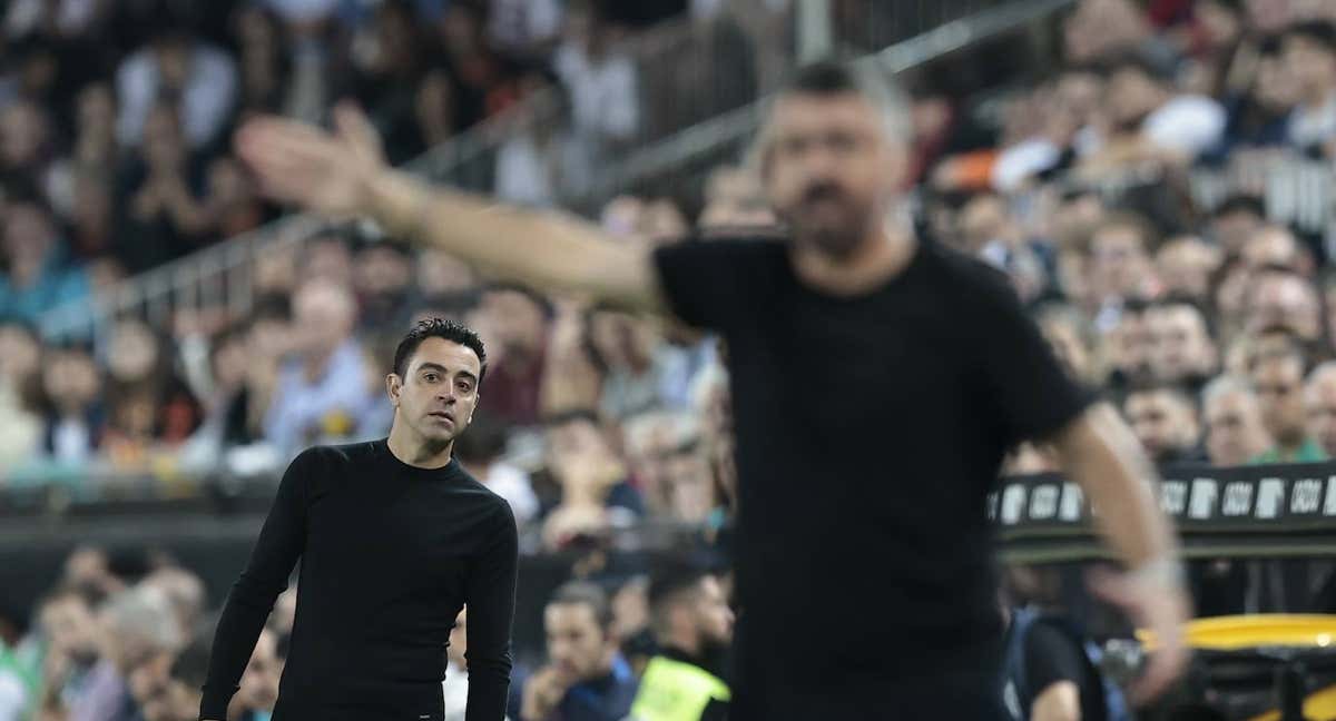 Xavi y Gattuso durante el partido entre el Valencia y el Barça. /GETTY