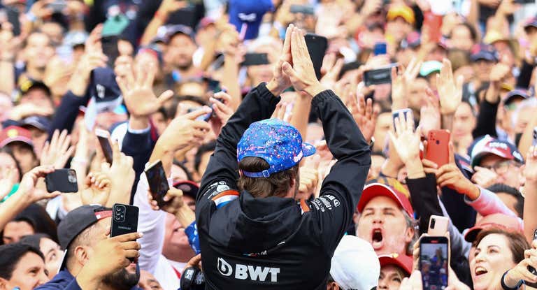 Fernando Alonso se da un baño de multitudes en el GP de México de F1.
