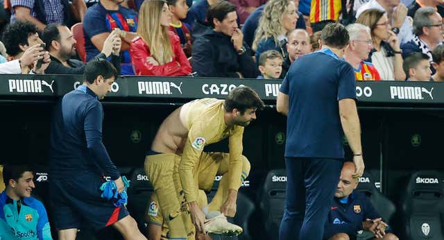 Piqué no estaba listo para salir: ¡hasta Busquets le tuvo que ayudar con los cordones!