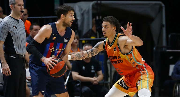 Nico Laprovittola ante la defensa de Jonah Radebaugh