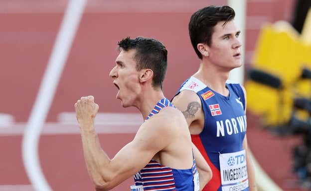 Jake Wightman (28) celebra ante Ingebrigtsen su triunfo en el Mundial al aire libre de 2022 en Eugene.  ANDY LYONS