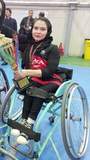 Fatima Hussaini tras ganar un campeonato local en Afganistán. Fatima Hussaini
