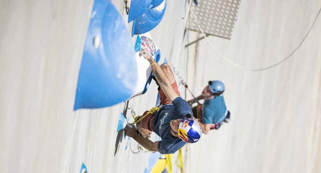 Alberto Ginés reina en la Red Bull Dual Ascent