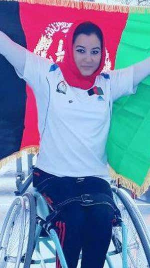 Latifa Sakhizadeh con la bandera de Afganistán tras disputar un partido.  Twitter @APampliega