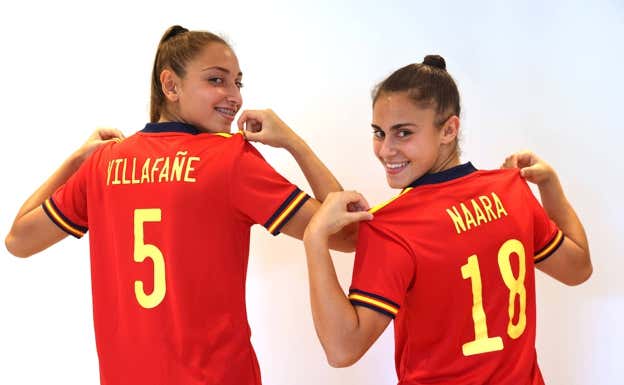 Sandra Villafañe y Naara Miranda, con la camiseta que ha defendido España en el Mundial Sub-17 2022.  Getty Images