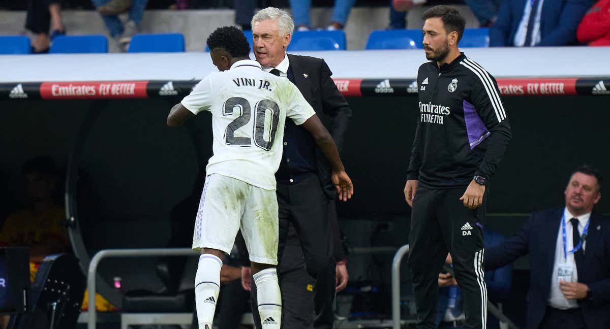 Ancelotti, con su hijo Davide al lado, da indicaciones a Vinicius contra el Girona./Getty