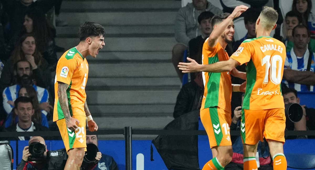 Juan Cruz celebra el gol con Álex Moreno y Canales al lado./Getty