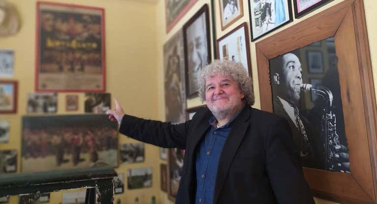 Julio Ruiz Llorente posa para Relevo en la pizzería Novecento, de Aluche.