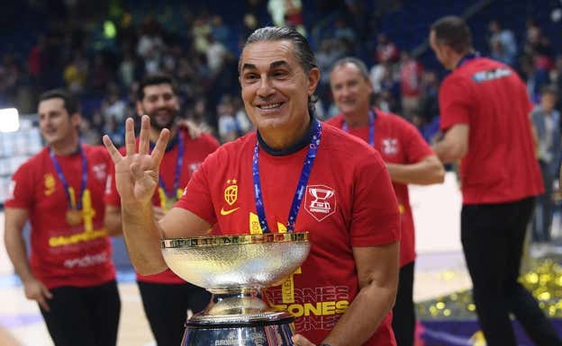 Sergio Scariolo posa con el trofeo del Eurobasket. AFP