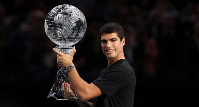 El trofeo de número uno del mundo ya está en manos de Carlos Alcaraz