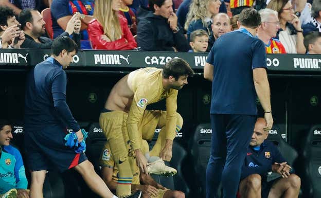 Piqué y sus botas, protagonistas en Mestalla. GETTY