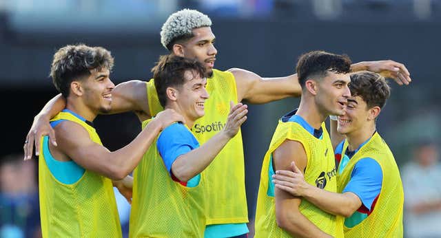 Frenkie, Kessié y Casadó o las tres patas para ocupar el trono de Busquets