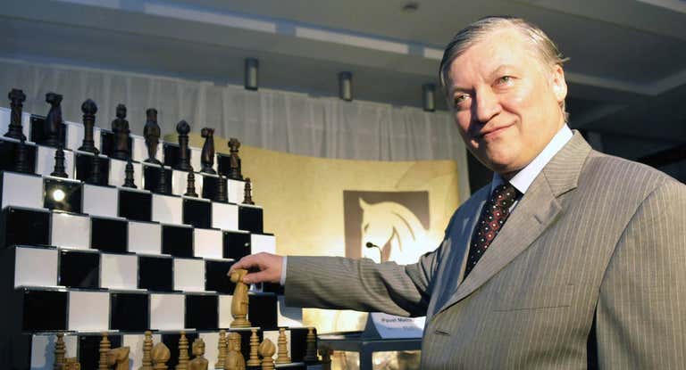 Anatoli Karpov, durante una partida de ajedrez en 2008 en Bratislava.