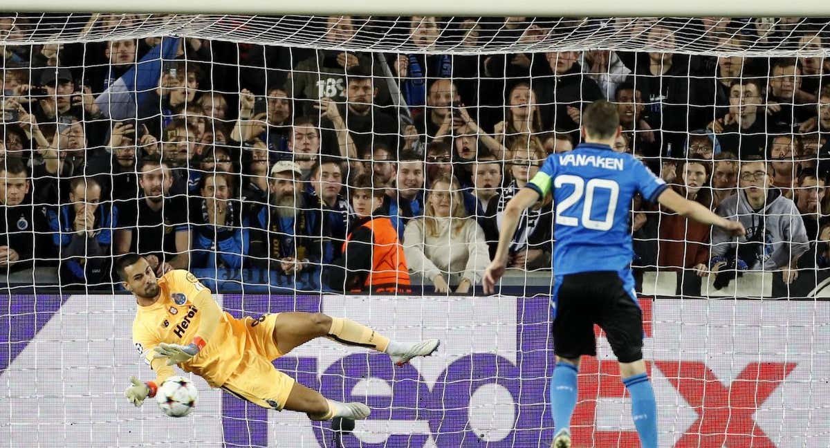 Diogo Costa paró uno de los penaltis al Brujas ante Vanaken.