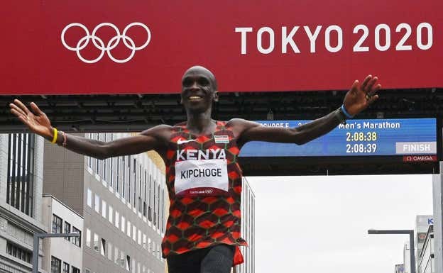 Eliud Kipchoge (37) entra triunfal en la meta del maratón de los Juegos de Tokio.  CHARLY TRIBALLEAU / AFP / GETTY