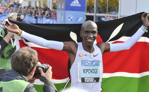 Kipchoge, tras batir el récord del mundo de maratón en Berlín.  KYODO / GETTY