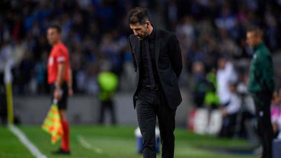 Diego Pablo Simeone (52), cabizbajo en el Estadio do Dragao. /MIGUEL RIOPA / AFP