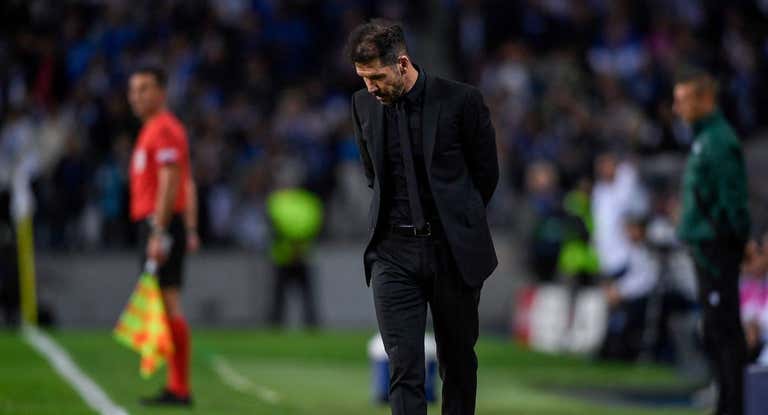 Diego Pablo Simeone (52), cabizbajo en el Estadio do Dragao.