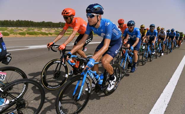 Iñigo Elosegui lidera una fila de Movistar Team con Alejandro Valverde en el UAE Tour 2020.  GETTY IMAGES