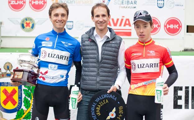Imagen posterior al Memorial Valenciaga 2019. De izquierda a derecha: Iñigo Elosegui, ganador; Juanjo Oroz, director deportivo del Equipo Lizarte; y Roger Adrià, vencedor a la postre de la Copa de España de aquel año.  EQUIPO LIZARTE