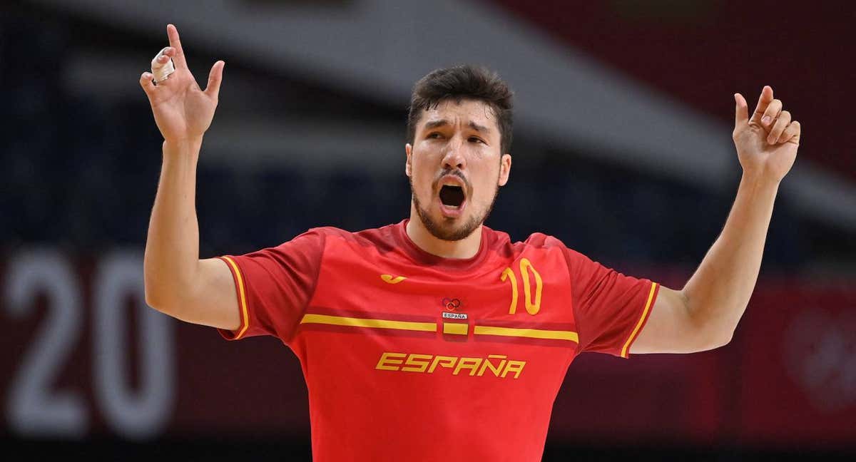 Alex Dujshebaev (29) celebra un gol con la Selección en los Juegos de Tokio. /FABRICE COFFRINI / GETTY