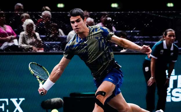 Carlos Alcaraz, con el vendaje negro sobre su rodilla izquierda con el que ha jugado ante Nishioka.  Getty Images