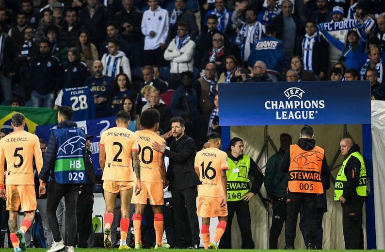 Funeral en el avión de vuelta hasta que Cerezo felicitó a Fernando Torres