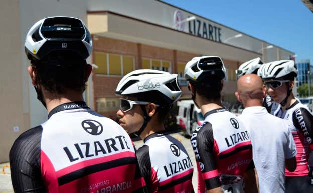 El Equipo Lizarte, frente a la sede su patrocinador principal, Lizarte, durante una presentación de equipos de la Vuelta a Navarra 2019.  EQUIPO LIZARTE
