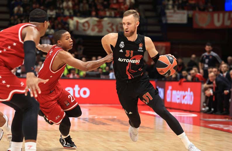 Dzanan Musa salva a Chus Mateo mientras el Baskonia vuela