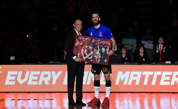 Sergio Rodríguez junto a Messina mientras recibe el homenaje en Milán.  GETTY