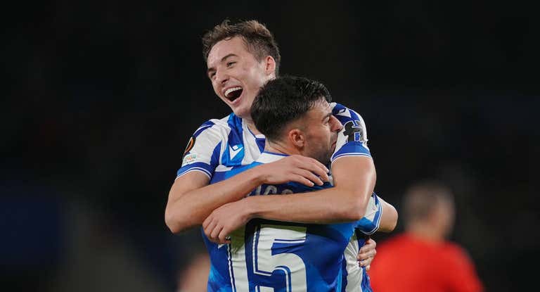 Los jugadores de la Real Sociedad celebrando su pase a los octavos de final