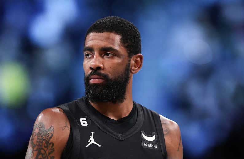 Kyrie Irving y el peligro de no saber usar el altavoz de los deportistas