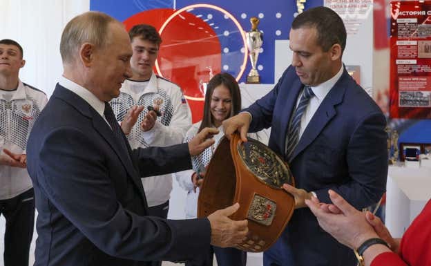 Vladimir Putin y Umar Kremlev durante un acto en Rusia en septiembre de 2022. Getty Images